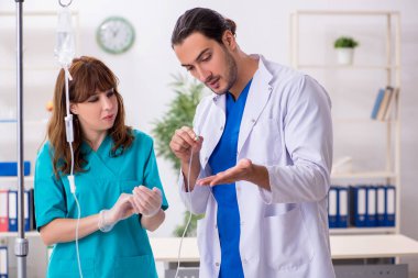 Hastanede çalışan iki doktor.