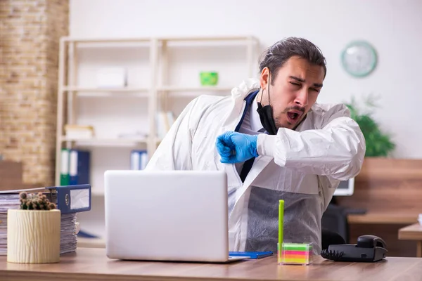 Joven empleado masculino en concepto de autoaislamiento — Foto de Stock