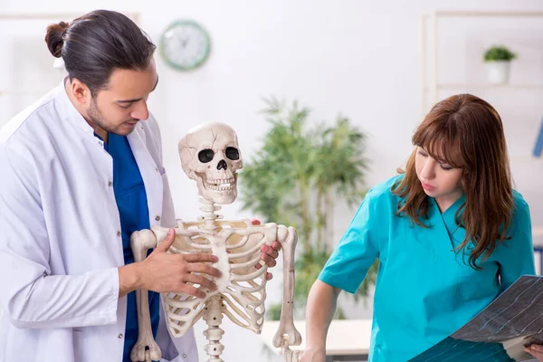 Dos doctores colegas trabajando en el hospital —  Fotos de Stock