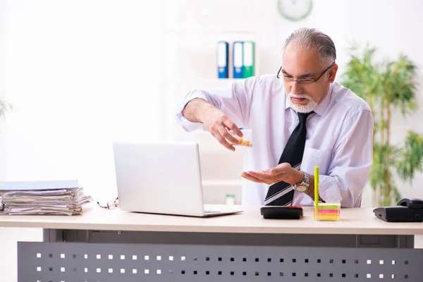 Alte kranke Mitarbeiter leiden am Arbeitsplatz — Stockfoto