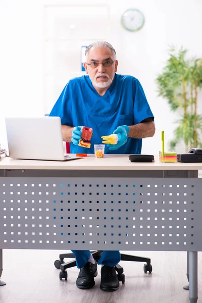 Homem velho médico farmacêutico que trabalha na clínica — Fotografia de Stock