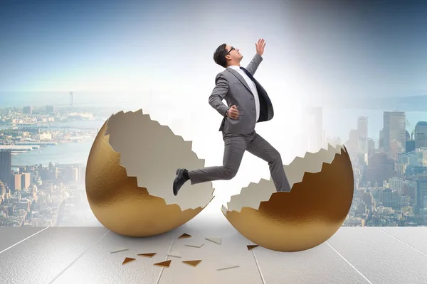 Geschäftsmann bricht aus goldenem Ei aus — Stockfoto