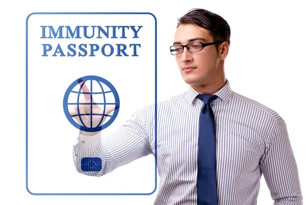 Konsep paspor kekebalan - menekan tombol virtual — Stok Foto