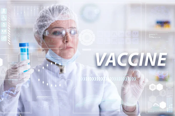 Γυναίκα γιατρός που εργάζεται για το εμβόλιο covid-19 του ιού της στέψης — Φωτογραφία Αρχείου