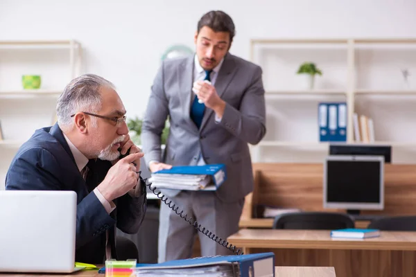 Dos empleados en concepto de pandemia en el lugar de trabajo — Foto de Stock