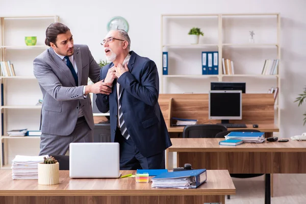 Zwei Mitarbeiter im Pandemiekonzept am Arbeitsplatz — Stockfoto