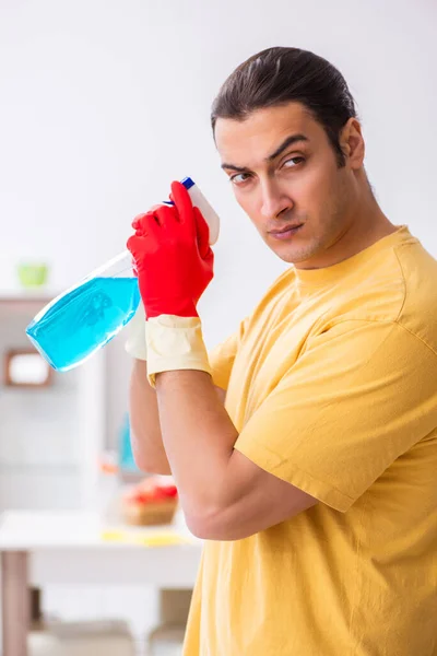 Giovane appaltatore maschio pulizia della casa — Foto Stock