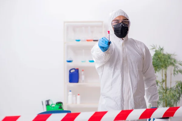 Joven químico masculino trabajando en el laboratorio de medicina —  Fotos de Stock