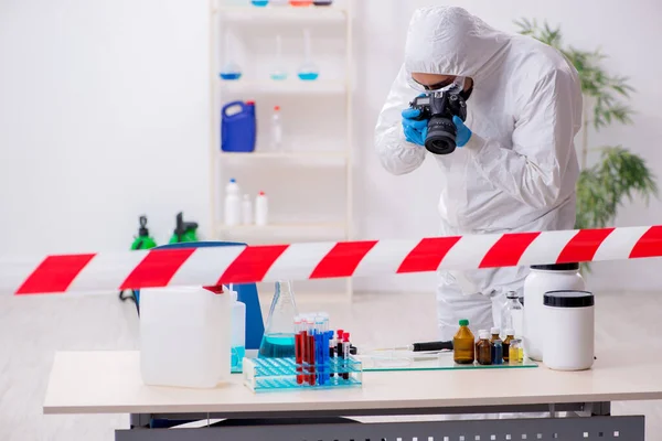 Joven químico masculino trabajando en el laboratorio de medicina — Foto de Stock