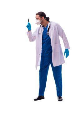 Coronavirus konseptinde genç bir erkek doktor beyaza izole edilmiş.