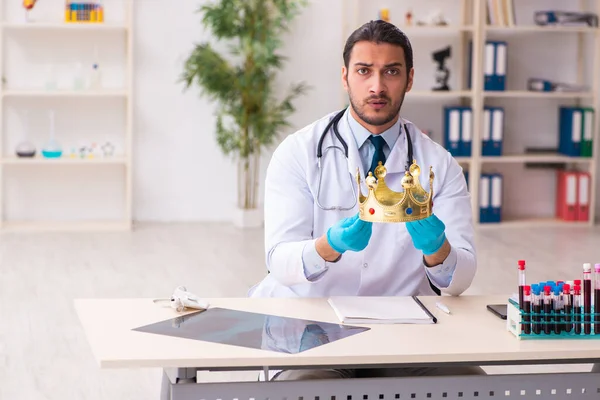 Coronavirus COVID-19 konseptinde çalışan doktor.