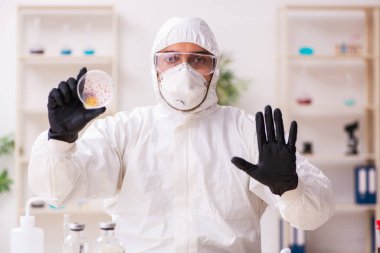 Coronavirus COVID-19 konseptinde çalışan doktor.