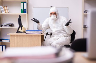 Kendini karantinada tutan bir ofis çalışanı.