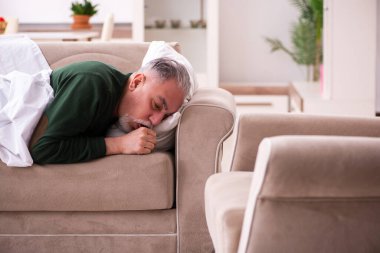 Yaşlı adam evde acı çekiyor.