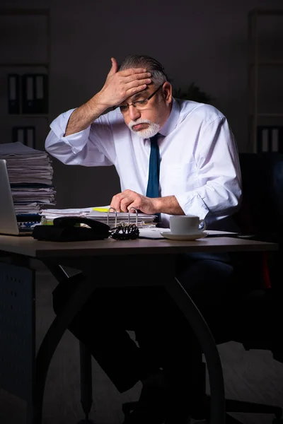 Az idős férfi alkalmazott sokáig dolgozik a munkahelyén — Stock Fotó