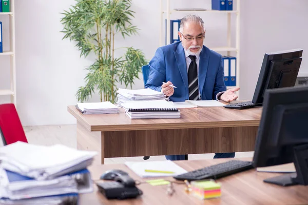 늙은 남성 고용인 과 사무실에서의 과도 한 업무 — 스톡 사진