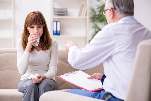 Giovane donna in visita vecchio medico psicologo maschile — Foto Stock