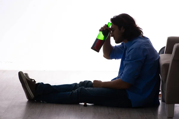 Joven que sufre de alcoholismo — Foto de Stock