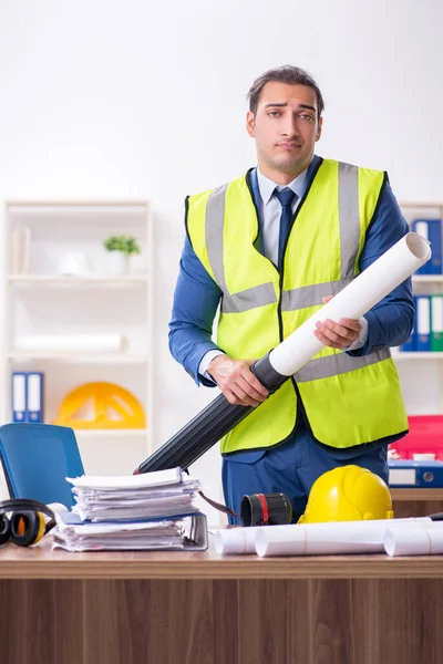 Junger männlicher Architekt arbeitet im Büro — Stockfoto