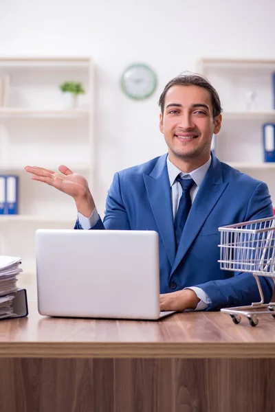 Jeune homme d'affaires dans le concept du commerce électronique — Photo