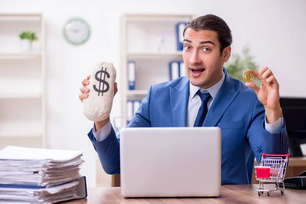 Joven hombre de negocios en concepto de comercio electrónico — Foto de Stock