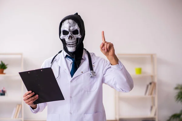 Männlich teufel doktor arbeit im die klinik — Stockfoto