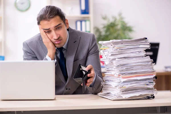 Junge männliche Geschäftsleute unzufrieden mit exzessiver Arbeit — Stockfoto