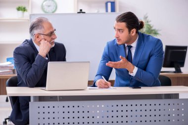 Yound ve eski çalışanlar iş sunumu konsepti