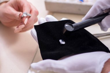 Mağazada erkek kuyumcu ve bayan müşteri