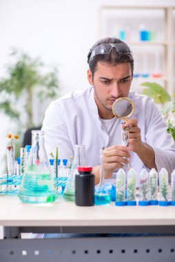 Laboratuvarda çalışan genç bir kimyager.