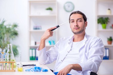 Laboratuvarda çalışan genç bir kimyager.