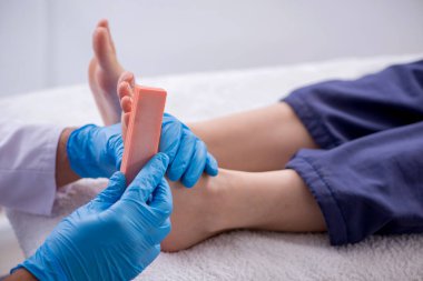 İşlem sırasında ayak tedavi uzmanı