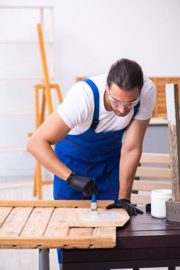 Genç erkek müteahhit atölyede çalışıyor.