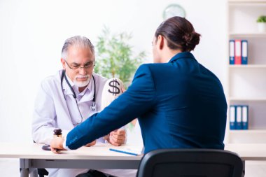 Adliyedeki erkek doktor avukatla toplantıda.