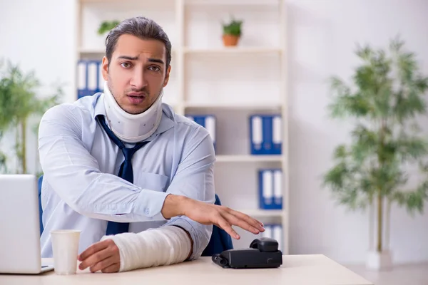 Ferito dipendente maschile sul posto di lavoro dopo l'infortunio — Foto Stock