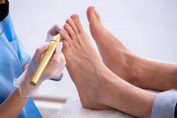 Podólogo tratando los pies durante el procedimiento — Foto de Stock