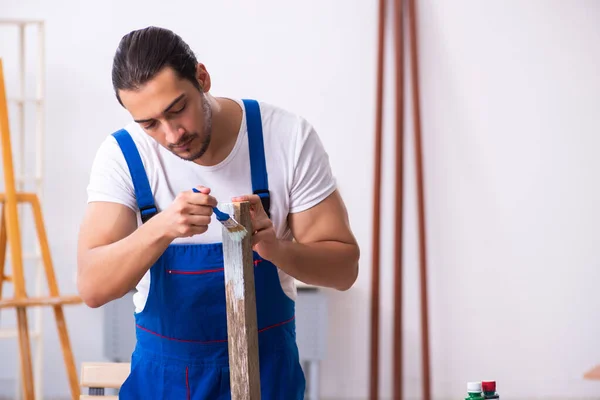 Joven contratista masculino trabajando en taller — Foto de Stock