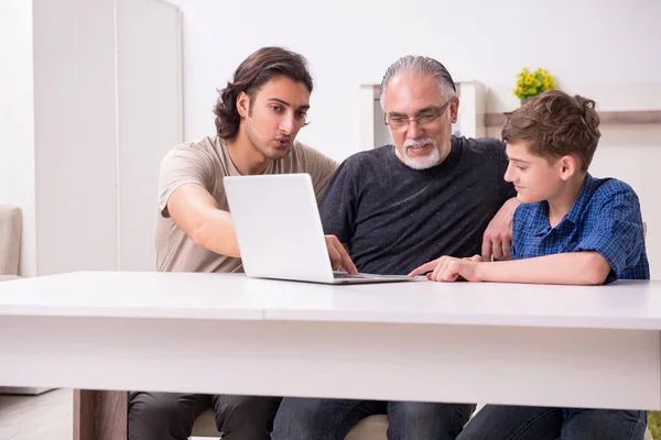 Grootvader die nieuwe technologie leert van zoon en kleinzoon — Stockfoto