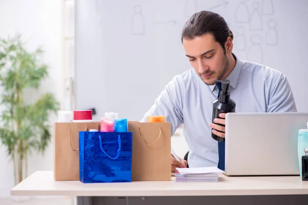 Joven hombre adicto a las compras en concepto de comercio electrónico —  Fotos de Stock