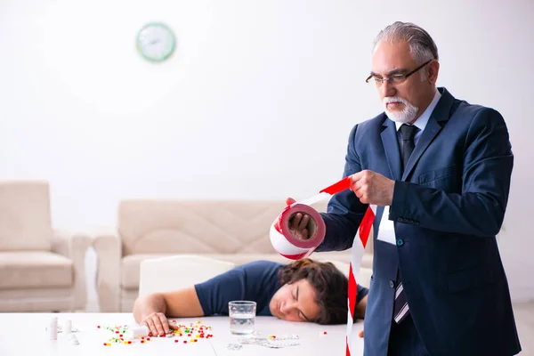 Olay yerinde yaşlı bir adli tıp uzmanı. — Stok fotoğraf