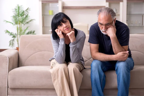 Pareja mayor discutiendo en casa — Foto de Stock