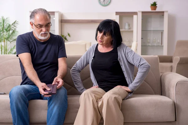 Ouderpaar heeft ruzie thuis — Stockfoto