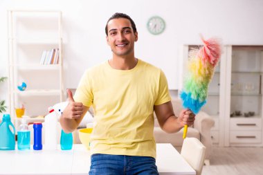 Genç erkek müteahhit evde ev işi yapıyor.