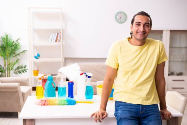 Genç erkek müteahhit evde ev işi yapıyor.