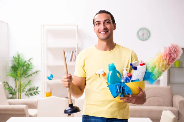Fiatal férfi vállalkozó csinál házimunkát otthon — Stock Fotó