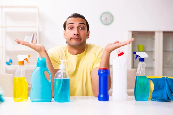 Joven contratista masculino haciendo tareas domésticas en casa —  Fotos de Stock