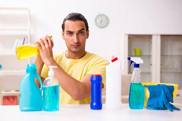 Joven contratista masculino haciendo tareas domésticas en casa — Foto de Stock