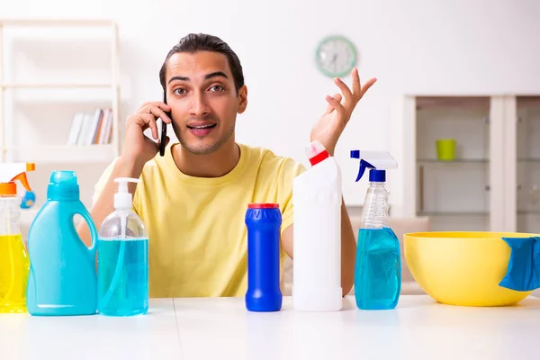 Jonge mannelijke aannemer doet huishoudelijk werk thuis — Stockfoto