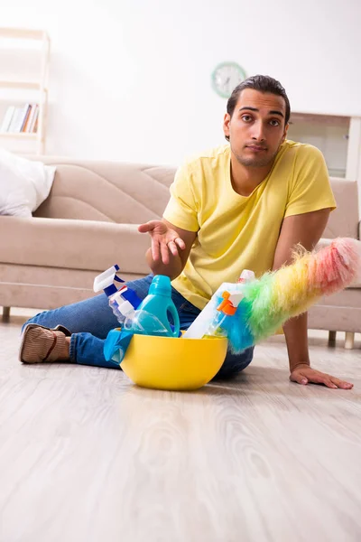 Jonge mannelijke aannemer doet huishoudelijk werk thuis — Stockfoto