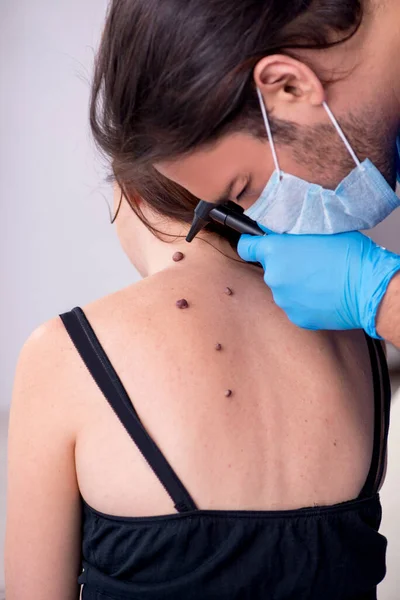Jovem mulher visita médico dermatologista masculino — Fotografia de Stock